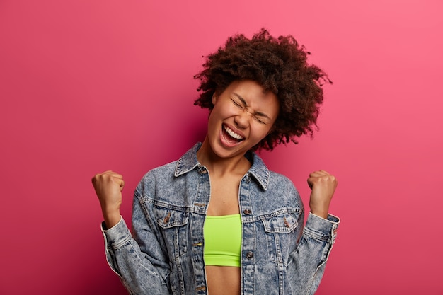 Retrato de uma jovem bonita gesticulando