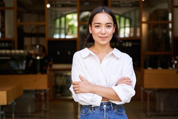 Retrato de uma jovem empresária asiática, empresária ou gerente, sentada confiante sorrindo para c