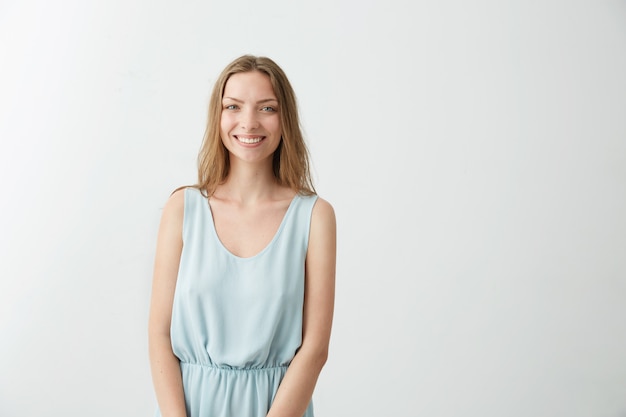 Retrato de uma jovem garota bonita bonita sorrindo.