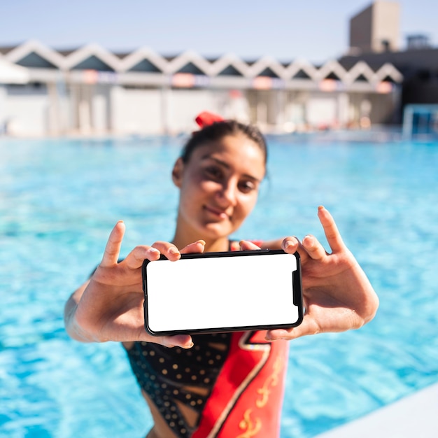 Foto grátis retrato de uma jovem garota posando em trajes de banho