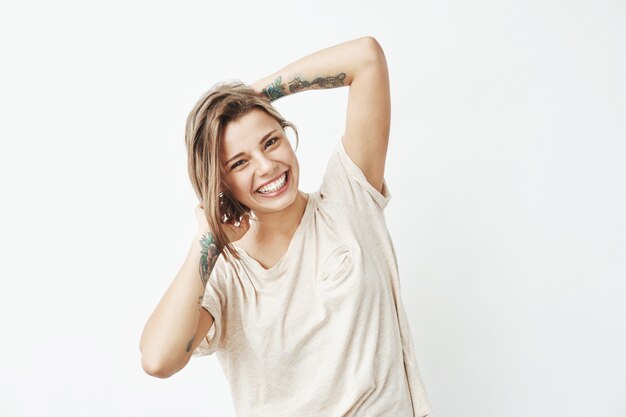 Retrato de uma jovem garota tatuada linda sorrindo posando.