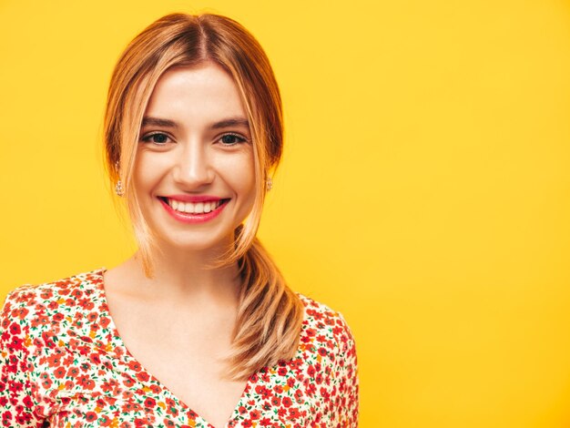 Retrato de uma jovem linda loira sorridente em roupas da moda de verão mulher despreocupada posando perto da parede amarela no estúdio Modelo positivo se divertindo dentro de casa Alegre e feliz