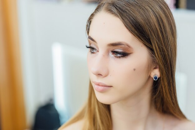 Foto grátis retrato de uma jovem linda que acabou de fazer uma reforma