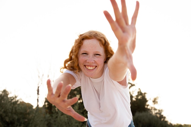 Foto grátis retrato de uma jovem linda sorrindo