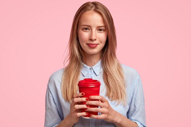 Retrato de uma jovem loira segurando uma xícara de café