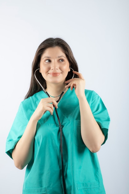 Retrato de uma jovem médica com estetoscópio de uniforme.