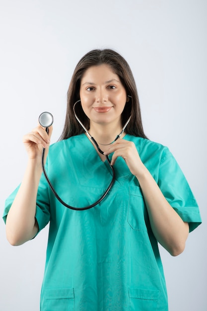 Retrato de uma jovem médica com estetoscópio de uniforme.