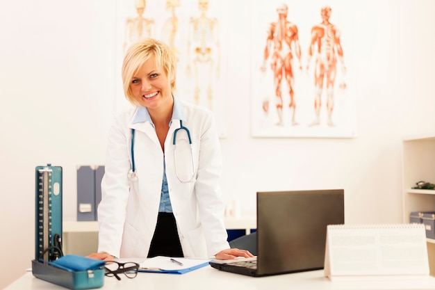 Retrato de uma jovem médica em seu consultório