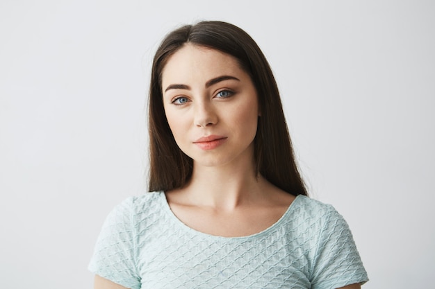 Retrato de uma jovem menina morena linda sorrindo.