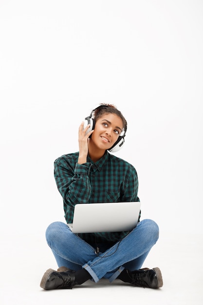 Foto grátis retrato de uma jovem mulher africana com laptop em branco