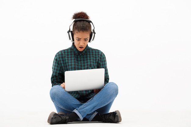 Retrato de uma jovem mulher africana com laptop em branco