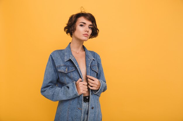 Retrato de uma jovem mulher atraente, vestida de jaqueta jeans