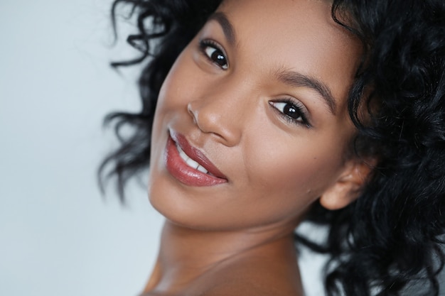 Foto grátis retrato de uma jovem mulher bonita afro-americana