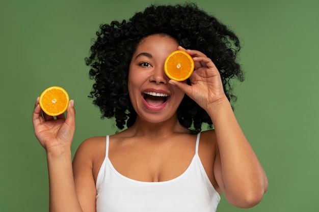 Foto grátis retrato de uma jovem mulher bonita com frutas cítricas