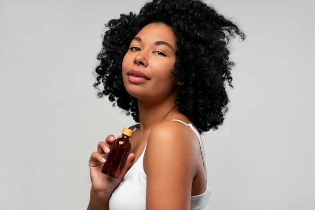 Foto grátis retrato de uma jovem mulher bonita com soro de beleza