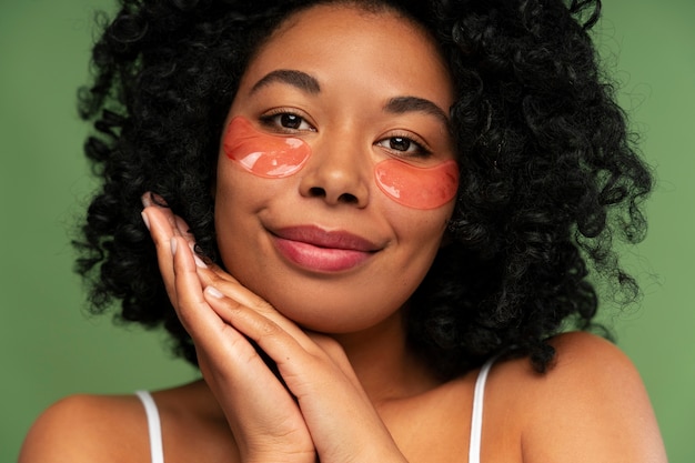 Foto grátis retrato de uma jovem mulher bonita com tapa-olhos