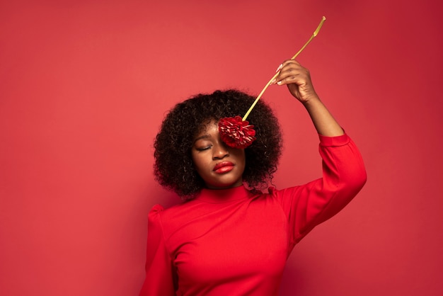 Retrato de uma jovem mulher bonita com vestido vermelho