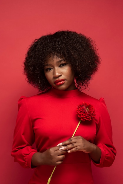 Foto grátis retrato de uma jovem mulher bonita com vestido vermelho