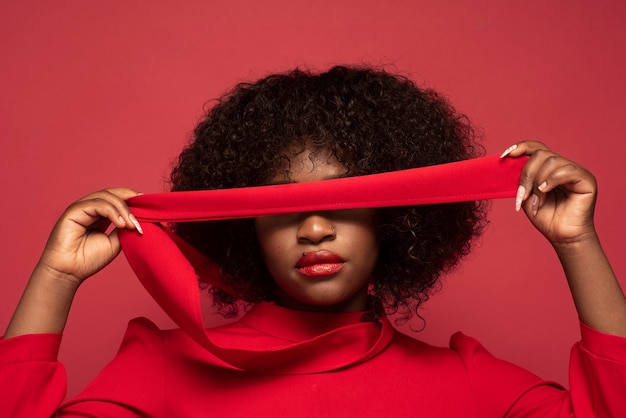 Foto grátis retrato de uma jovem mulher bonita com vestido vermelho