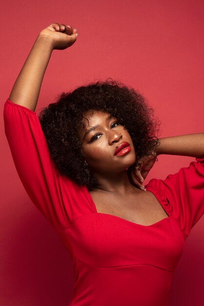 Retrato de uma jovem mulher bonita com vestido vermelho