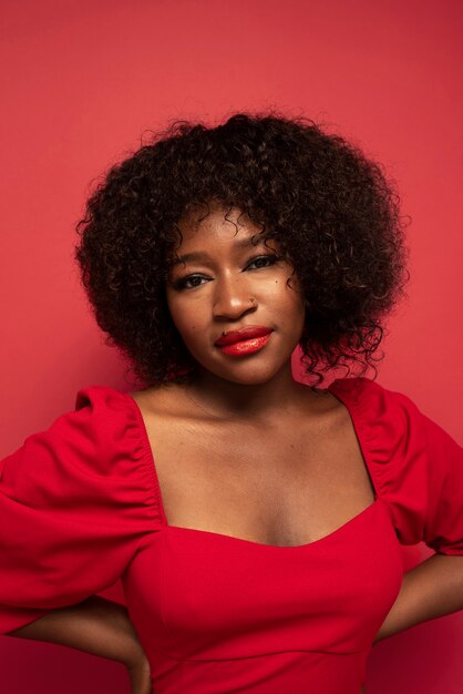 Retrato de uma jovem mulher bonita com vestido vermelho