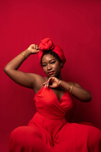 Retrato de uma jovem mulher bonita com vestido vermelho