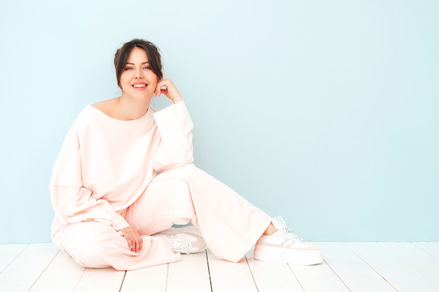 Foto grátis retrato de uma jovem mulher bonita e sorridente com roupas cor de rosa da moda de verão