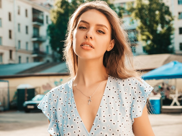 Retrato de uma jovem mulher bonita e sorridente com um vestido de verão da moda