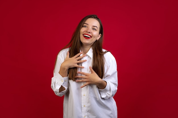 Retrato de uma jovem mulher bonita isolada no estúdio de cores.