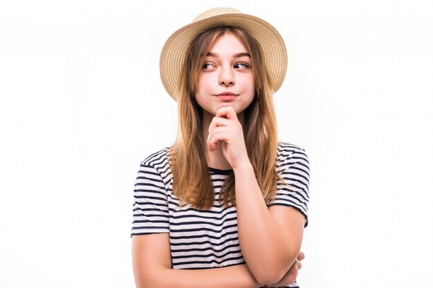 Retrato de uma jovem mulher bonita sonhando pensando franzindo a testa sobre parede branca