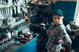 Retrato de uma jovem mulher bonita trabalhando como mecânico de automóveis no serviço automotivo dentro de casa igualdade de gênero trabalho de ocupação de trabalho