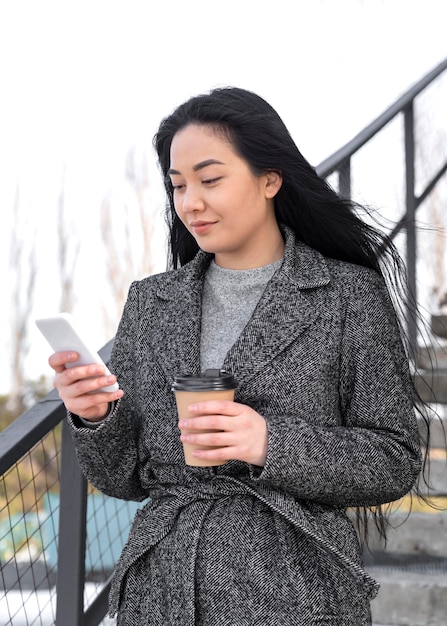 Foto grátis retrato de uma jovem mulher bonita usando o celular