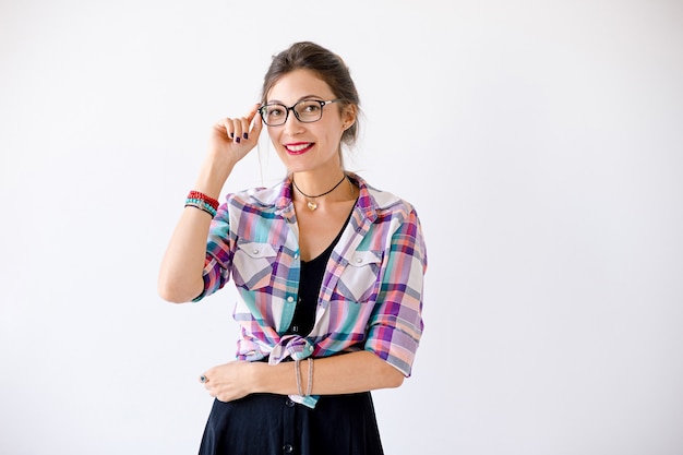 Retrato de uma jovem mulher bonita usando óculos