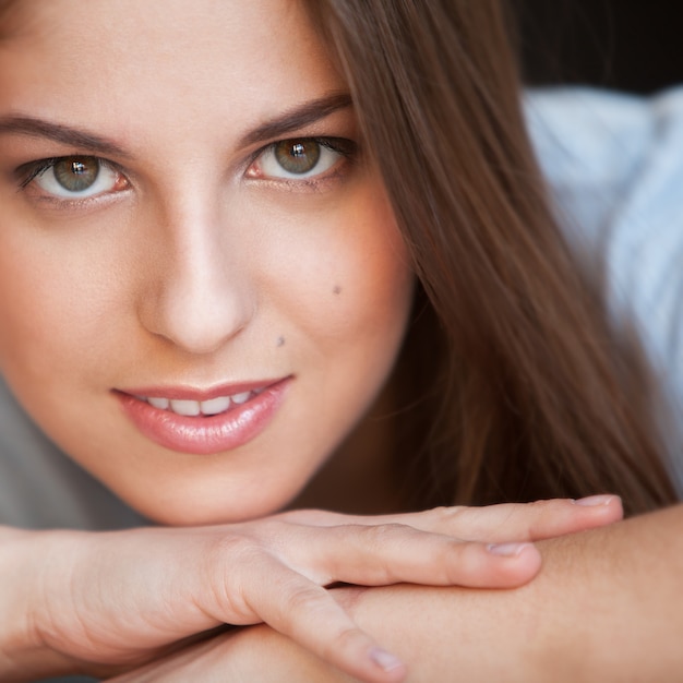 Foto grátis retrato de uma jovem mulher bonita