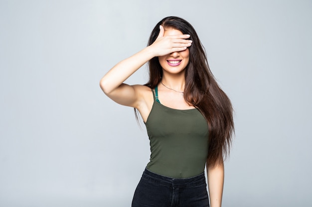 Retrato de uma jovem mulher, cobrindo os olhos com as palmas das mãos isoladas