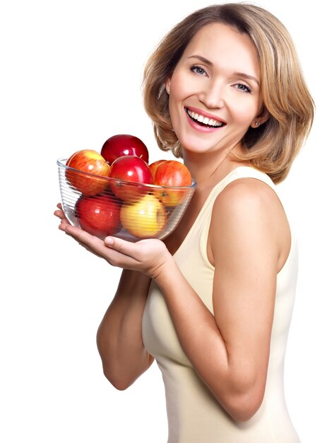 Retrato de uma jovem mulher com maçãs - isoladas em branco.