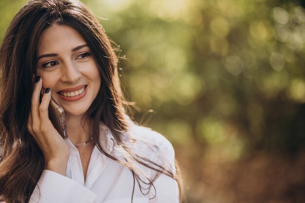 Retrato de uma jovem mulher de negócios usando o telefone