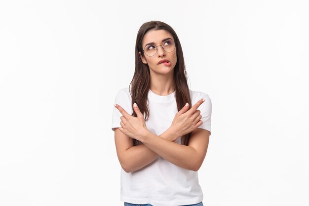 retrato de uma jovem mulher decidida, pensativa, inteligente e criativa de óculos