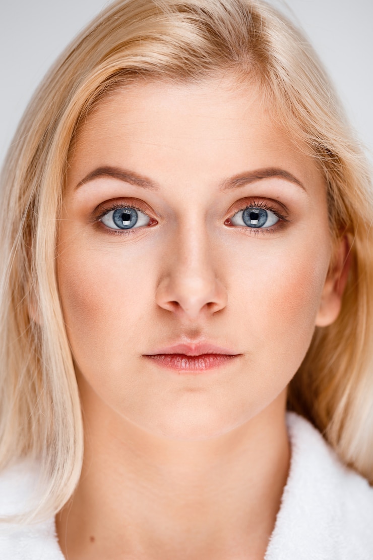 Foto grátis retrato de uma jovem mulher loira bonita olhando