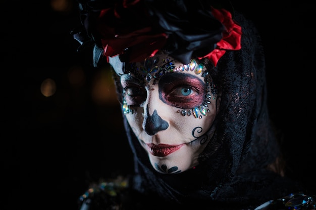 Retrato de uma jovem mulher no estilo do feriado mexicano do Dia dos Mortos