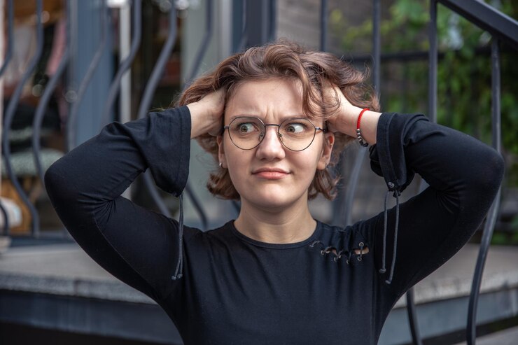 Foto grátis retrato de uma jovem mulher preocupada conceito de emoções