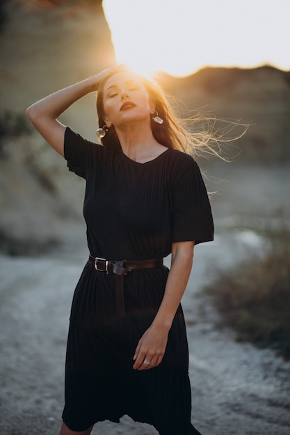 Retrato de uma jovem mulher sensual em um pôr do sol