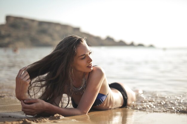 retrato de uma jovem na praia