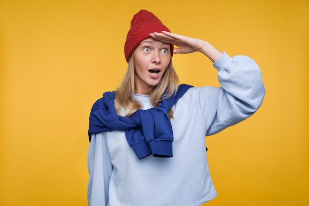 Foto grátis retrato de uma jovem parecendo surpresa