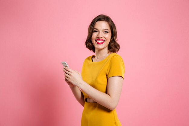 Retrato de uma jovem sorridente no vestido