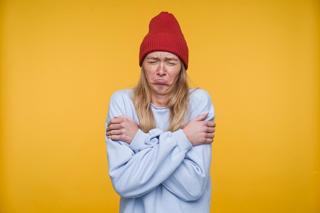 Foto grátis retrato de uma jovem triste