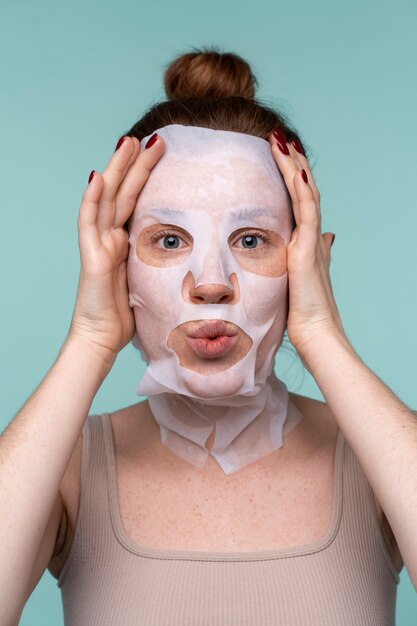Retrato de uma jovem usando uma máscara facial