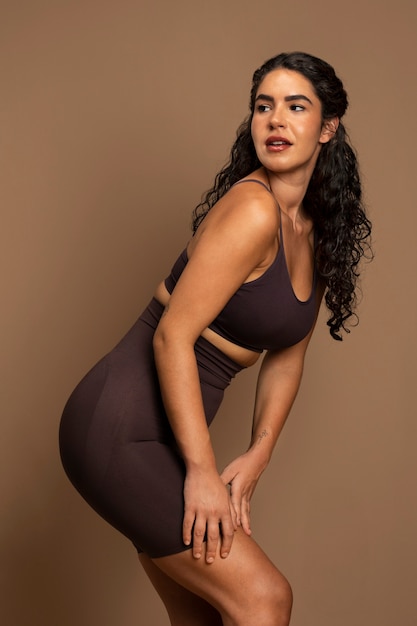 Foto grátis retrato de uma jovem vestindo shapewear