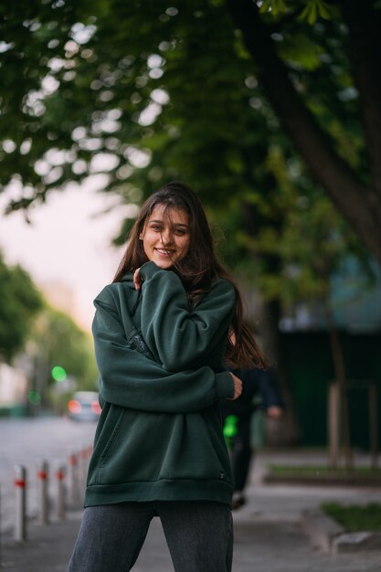 Retrato de uma linda garota com cabelo comprido Olha para a câmera