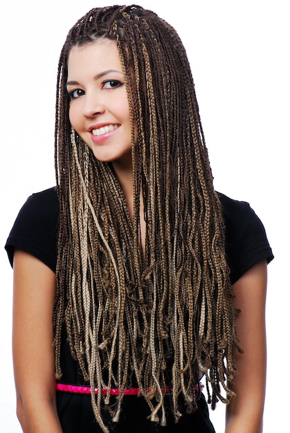 Foto grátis retrato de uma linda garota feliz com dreadlocks isolados no branco